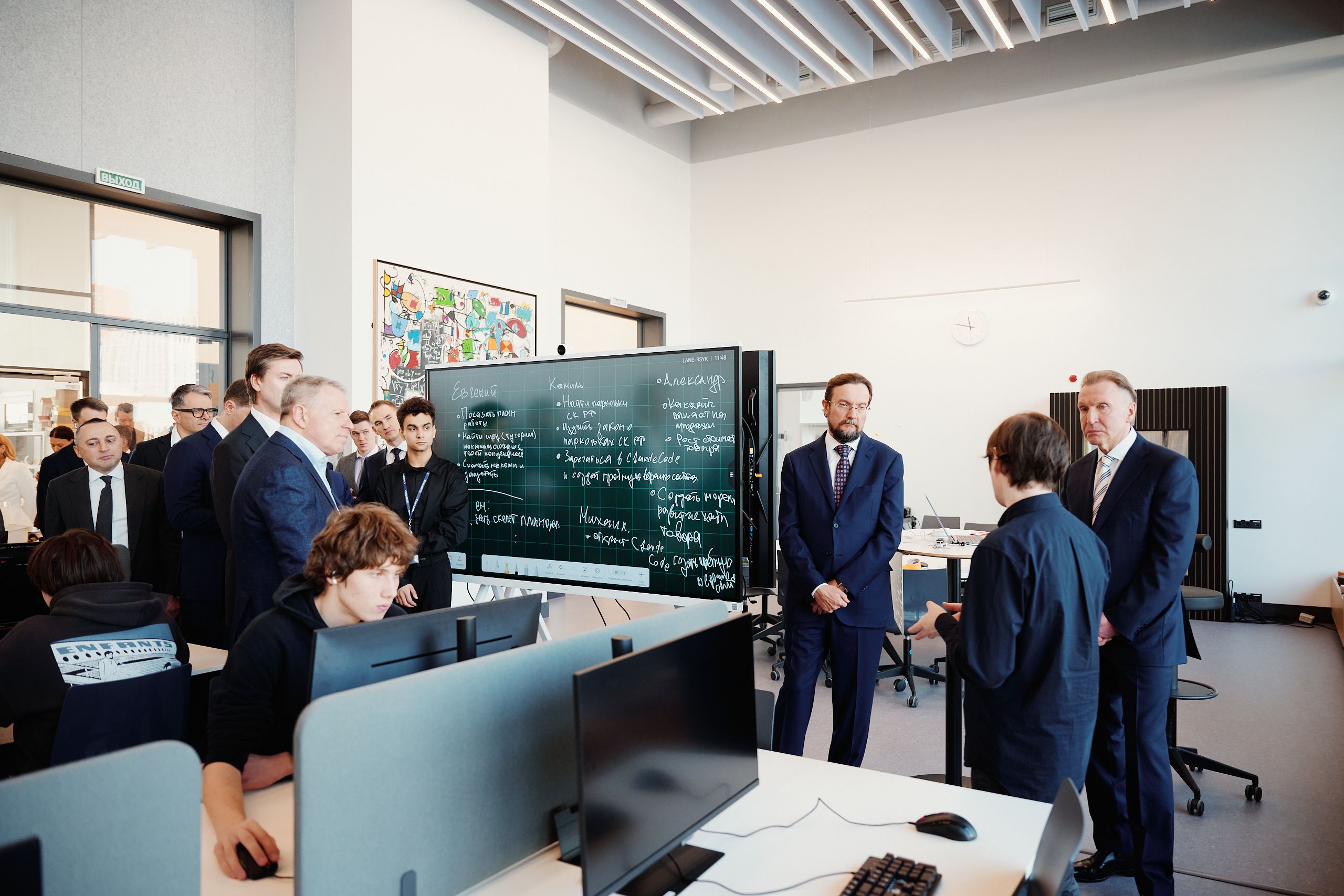 Экскурсия по кампусу школы